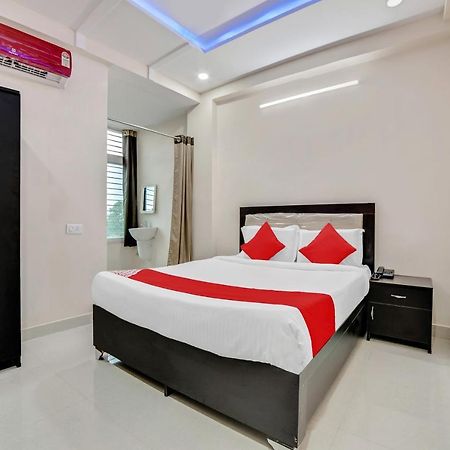 Vaccinated Staff- Oyo Flagship 60526 Five Star Grand Shamshabad Extérieur photo