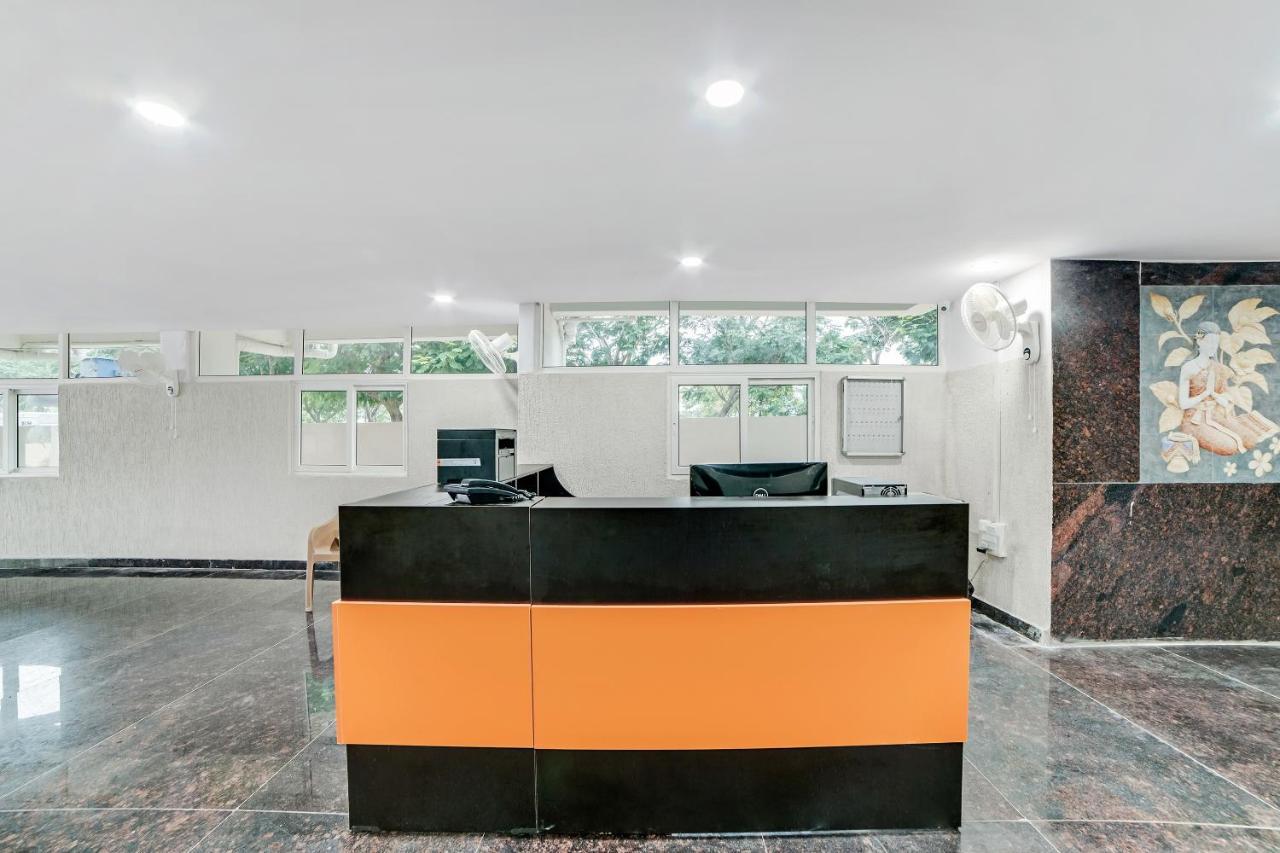 Vaccinated Staff- Oyo Flagship 60526 Five Star Grand Shamshabad Extérieur photo