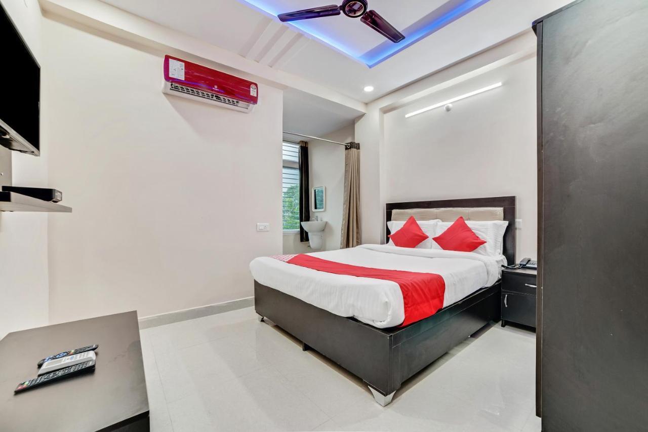 Vaccinated Staff- Oyo Flagship 60526 Five Star Grand Shamshabad Extérieur photo