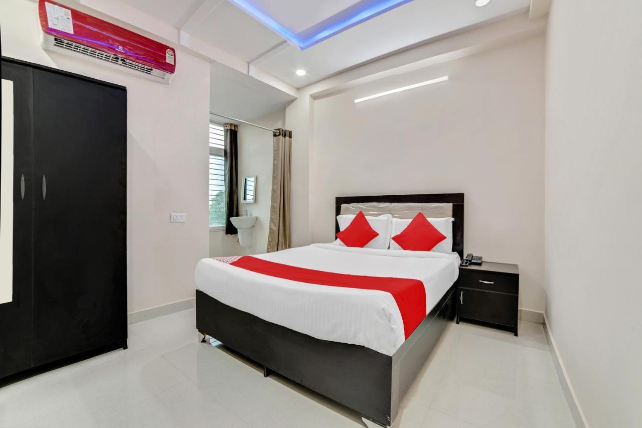 Vaccinated Staff- Oyo Flagship 60526 Five Star Grand Shamshabad Extérieur photo