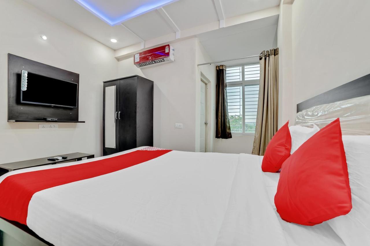 Vaccinated Staff- Oyo Flagship 60526 Five Star Grand Shamshabad Extérieur photo