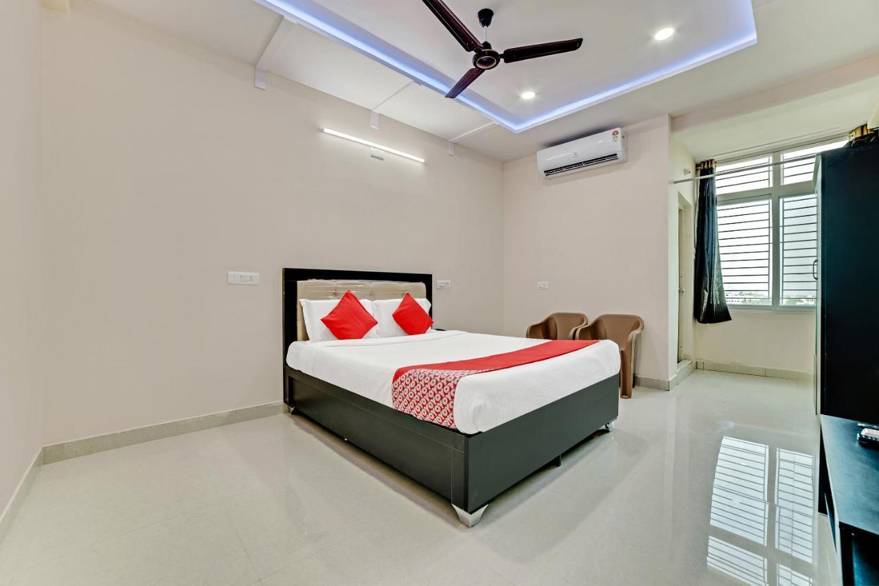 Vaccinated Staff- Oyo Flagship 60526 Five Star Grand Shamshabad Extérieur photo